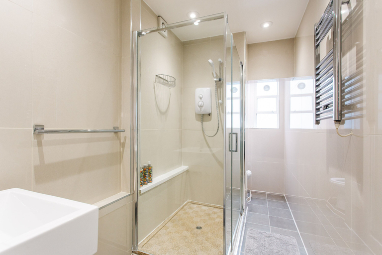 Bathroom 5, 2 Bed Apartment Right on Trafalgar Square, London