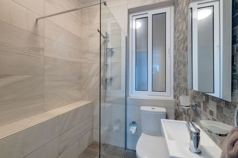 Bathroom 4, Spacious Apartment Steps to the Promenade