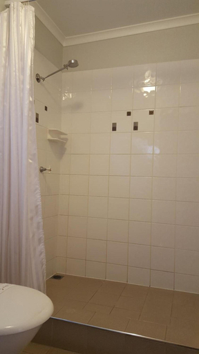 Bathroom 3, The Commercial Hotel Motel, Chinchilla