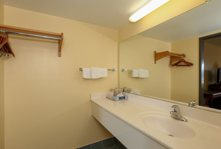 Bathroom 4, Budget Inn, Coconino