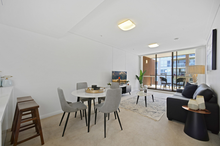 Food & Drinks, Deluxe Retreat in the Centre of Convenience, Sydney