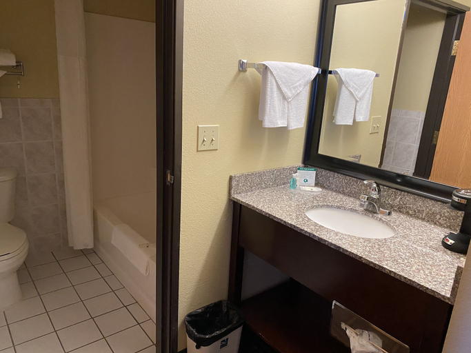 Bathroom 5, Quality Inn Bolingbrook I-55, Will