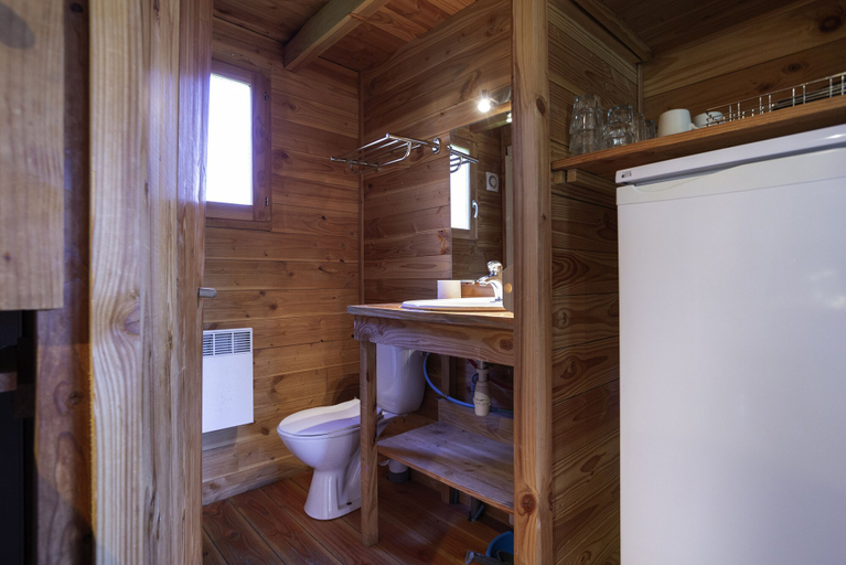 Bathroom 4, Village Huttopia Sud Ardèche, Ardèche