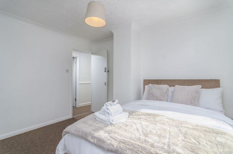 Bedroom 1, Albany House, Medway