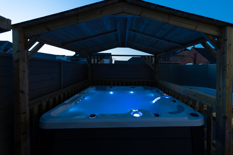 Sport & Beauty 5, The Bells HOT TUB on Private Terrace Apartments, Blackpool