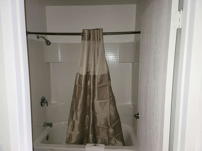 Bathroom 4, Studio 6 Thousand Palms, CA, Riverside
