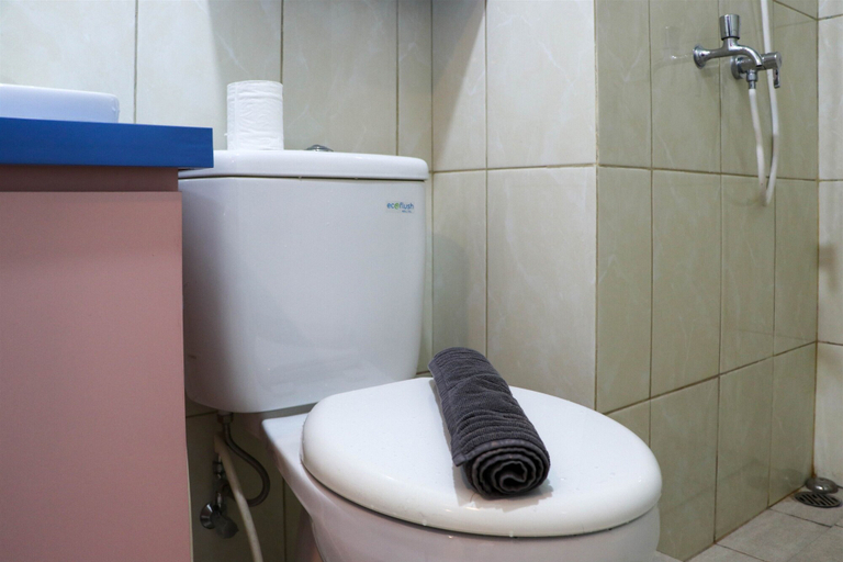 Bathroom 3, Comfort And Cozy 2Br At Springlake Summarecon Bekasi Apartment, Bekasi