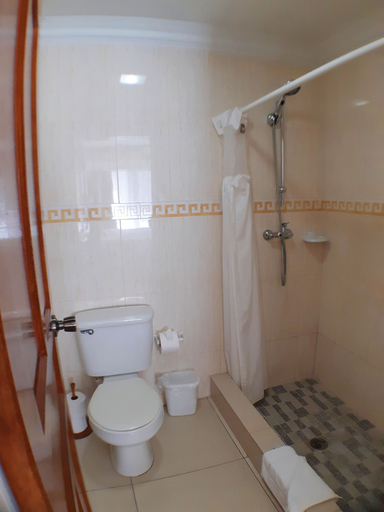 Bathroom 5, Baker's Suites
