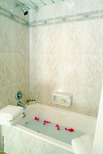 Bathroom, Hurghada Suites Serviced by Marriott, Al-Ghurdaqah