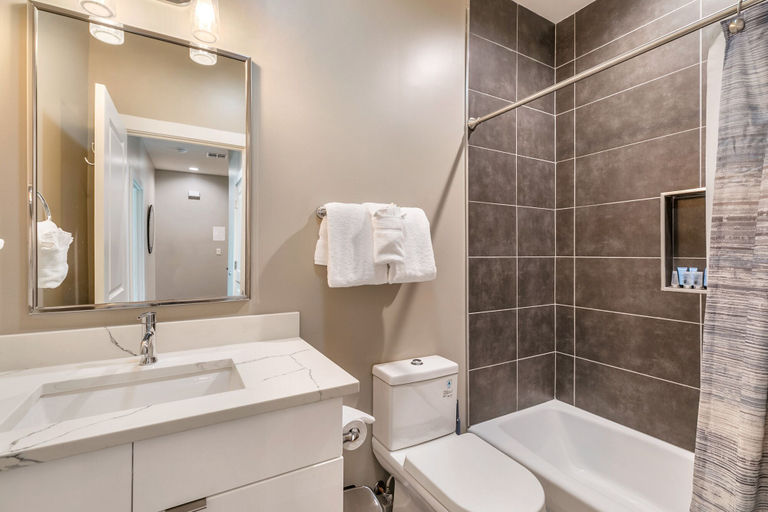 Bathroom 4, Spacious 4BR 10 Min to French Quarter, Orleans
