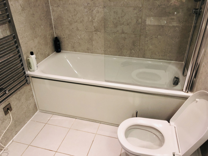 Bathroom 2, 2bed 2bath apartment in kings cross, London