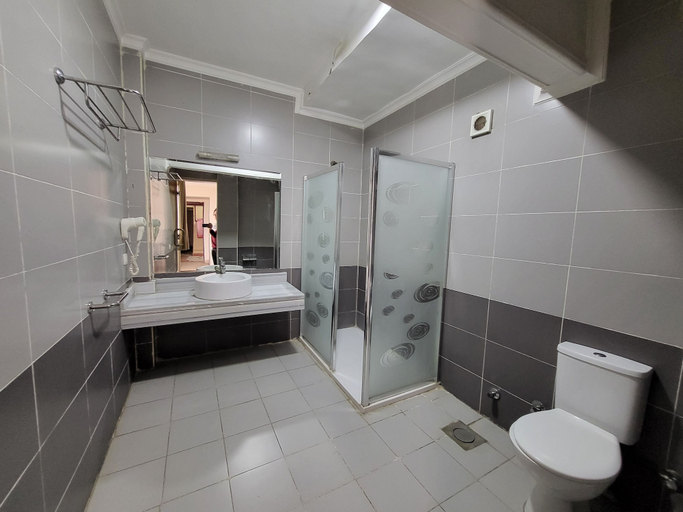 Bathroom 4, Regency Hotel, Ad-Duqi