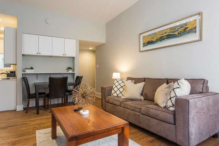 Others 5, Cozy Depaul 2 Bedroom near Train, University, & Cubs, Cook