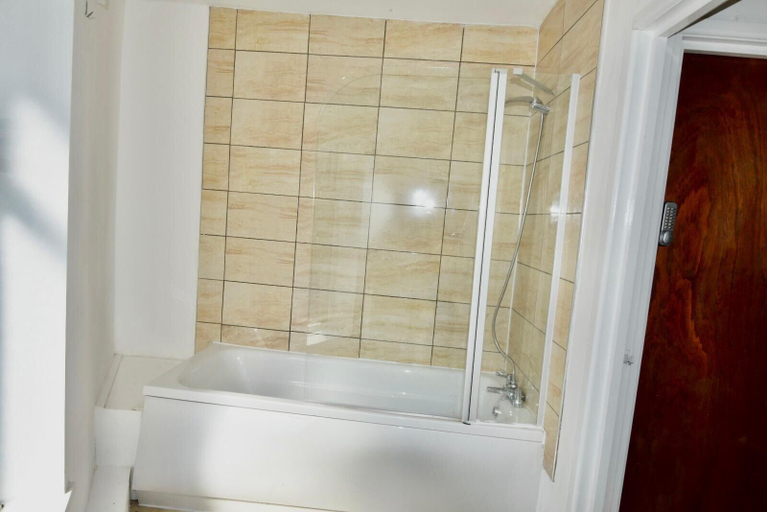 Bathroom 3, Cheer full 4 Bedroom House Train Station, Newport