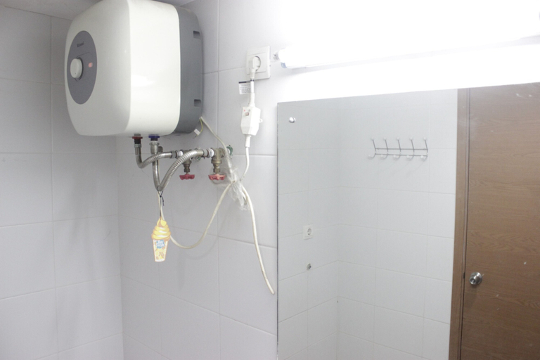 Bathroom 2, Modern & Contemporary Studio At Beverly Dago Apartment Near Itb, Bandung