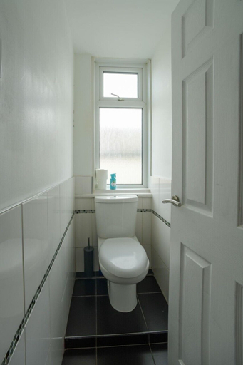 Bathroom 4, The Bells HOT TUB on Private Terrace Apartments, Blackpool