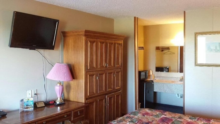 Bedroom 2, Carefree Inn Flatonia, Fayette