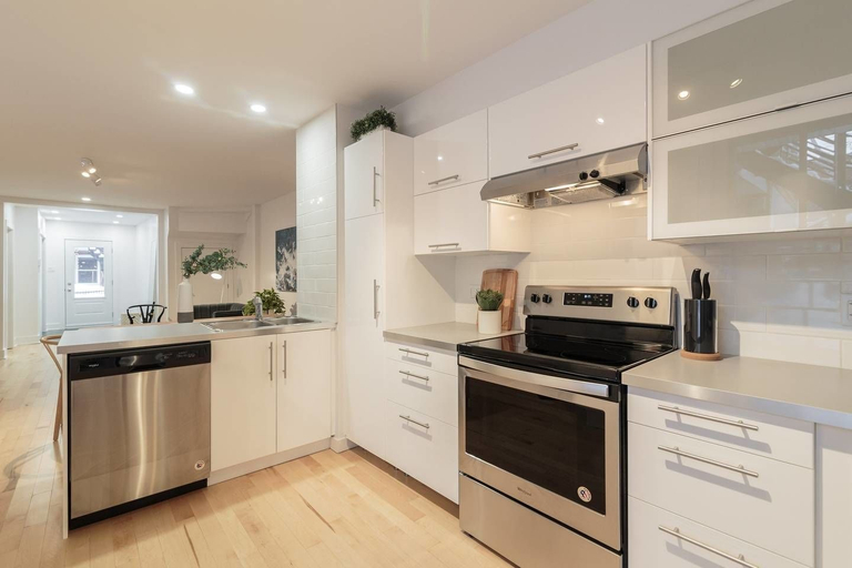Others 5, 3 Br Luxury & Spacious Apartment in Little Italy, Montréal