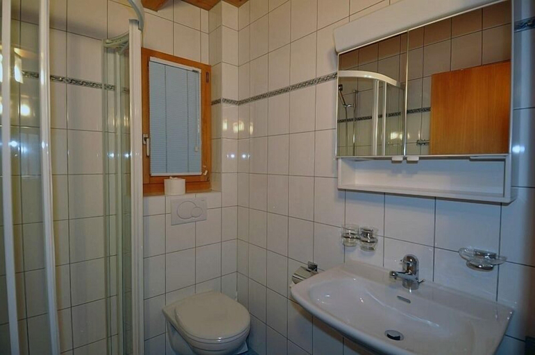 Bathroom 4, UVA, Raron