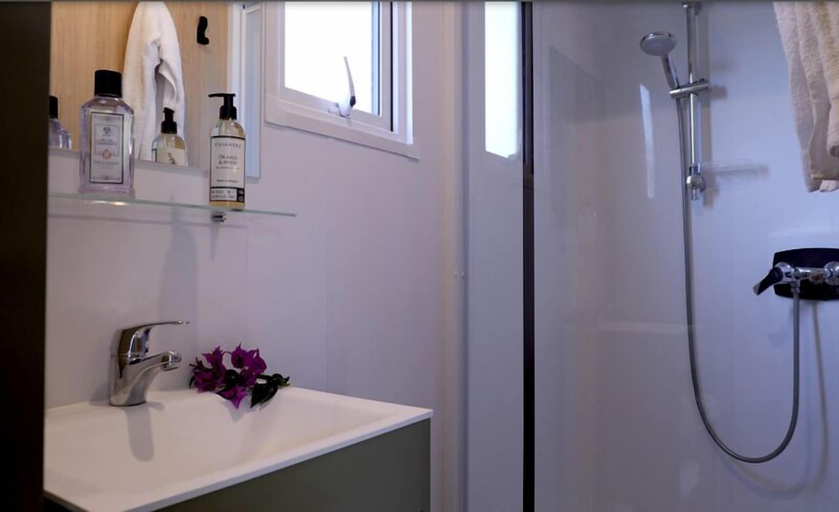 Bathroom 4, Riva Bella Naturiste Thalasso & Spa Resort, Haute-Corse