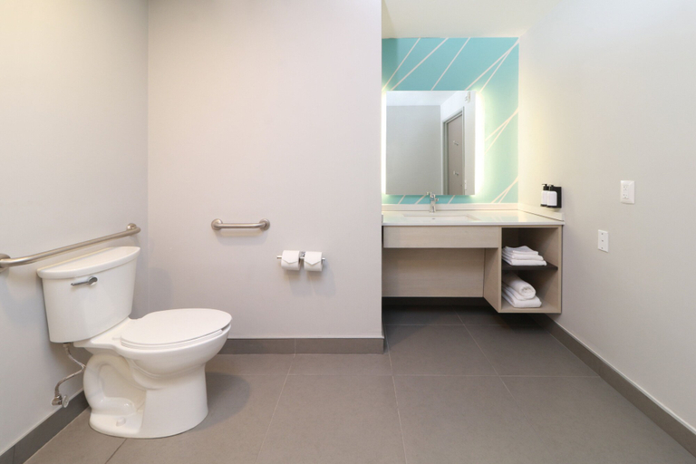 Bathroom 4, avid hotel Fresnillo by IHG, Fresnillo
