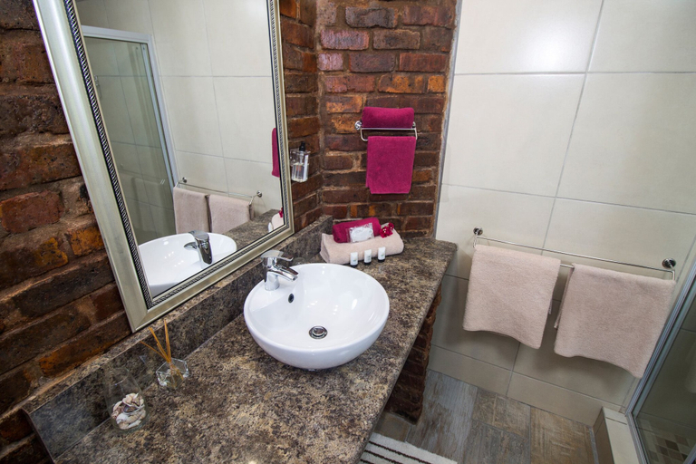 Bathroom 3, Storms River Guest Lodge, Cacadu