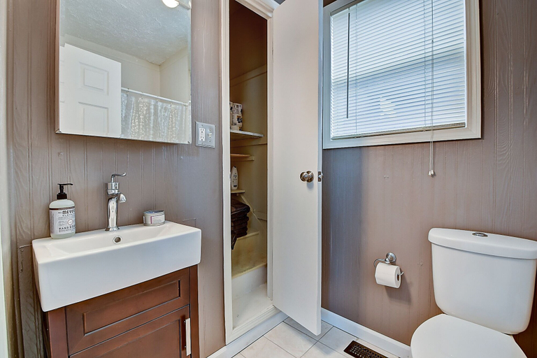 Bathroom 4, Designer House 5BR! Steps to Downtown/Fountain Sq!, Indianapolis