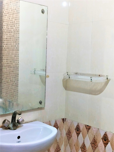 Bathroom 3, Hotel White Palace Nizamuddin Railway St, Delhi