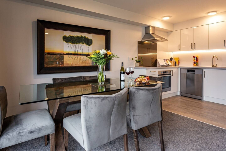 Others 5, Central City Apartment with Parking & Great Views, Queenstown-Lakes