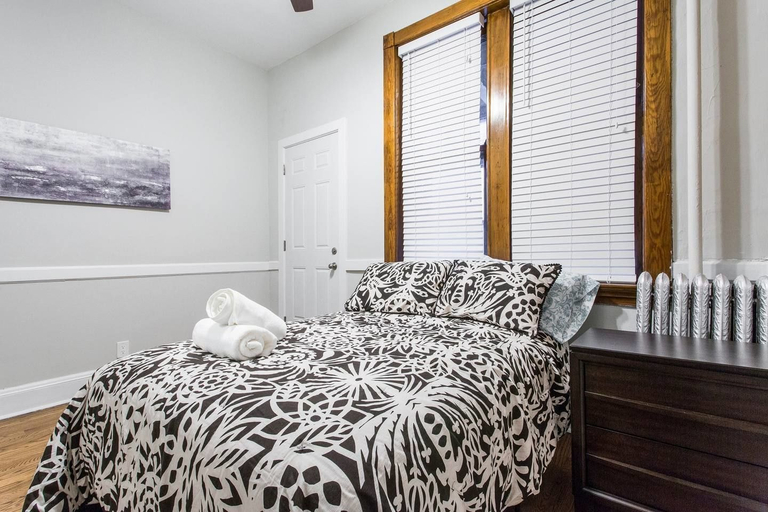 Bedroom 2, Cozy Depaul 2 Bedroom near Train, University, & Cubs, Cook