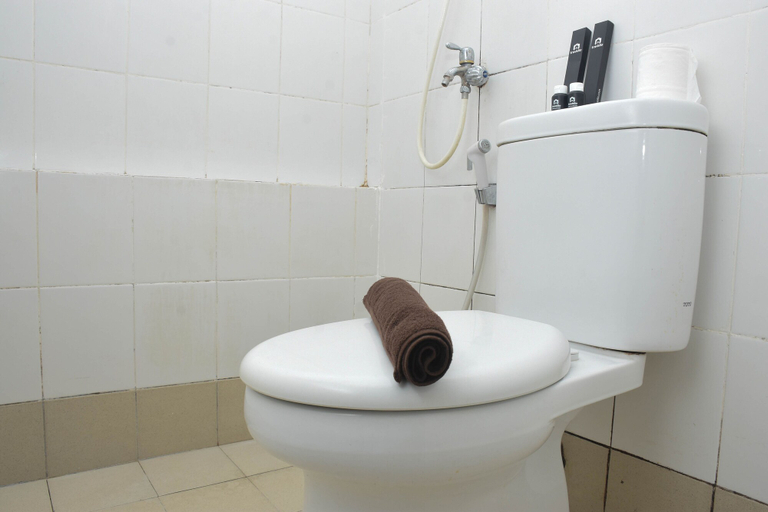 Bathroom 2, Comfortable 2Br Apartment At Bassura City, Jakarta Timur