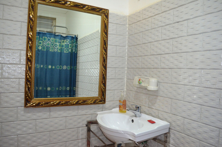 Bathroom 3, Space Hotel Apartments & Spa, Kampala