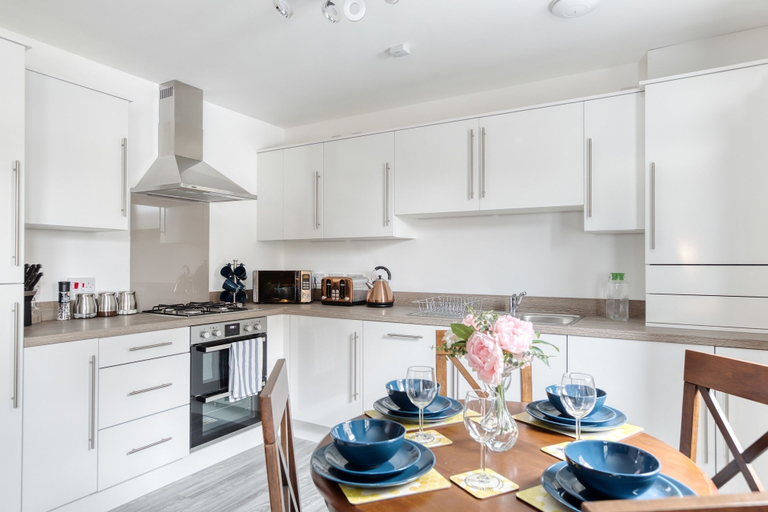 Others 5, Modern 2 Bed Apartment in Central City, Edinburgh