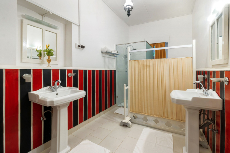 Bathroom 4, Scottish Planter Glendevon Bungalow, Walapane