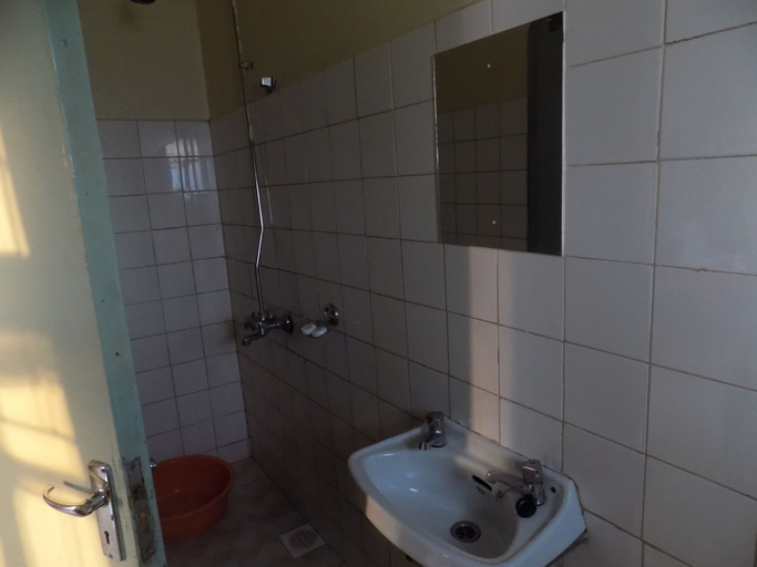 Bathroom 3, Hotel Park House, Igara