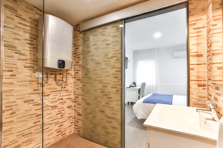 Bathroom 3, Laramond Barcelona Rooms, Barcelona