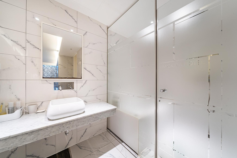 Bathroom 5, Pandora Hotel, Jung