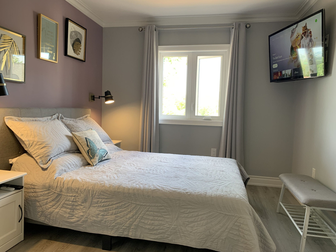 Bedroom 2, Ambiance by the Falls Cozy Suite, Niagara
