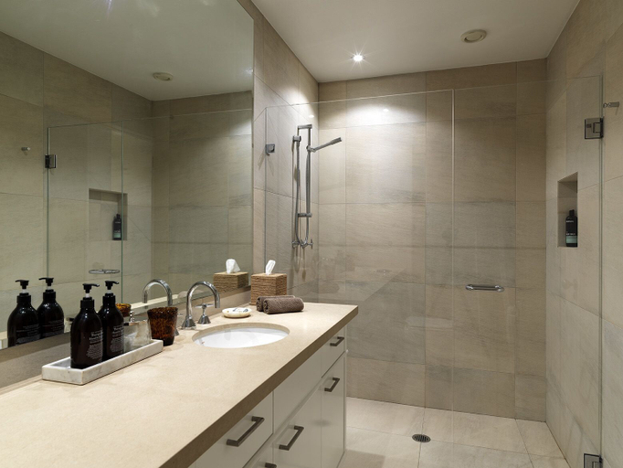 Bathroom 5, Winmark Wines, Singleton
