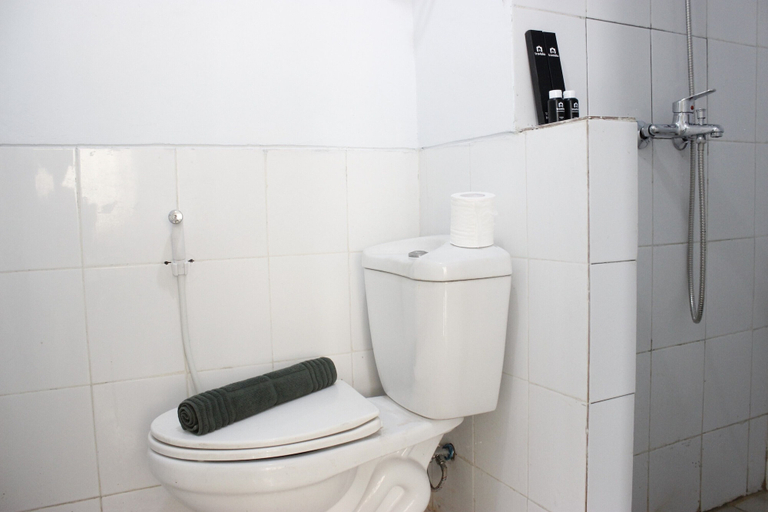 Bathroom 4, Modest 2BR Apartment at The Jarrdin Cihampelas, Bandung