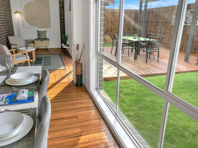 Bathroom 4, Sleek Stylish Modern Close to Airport, Melton - East