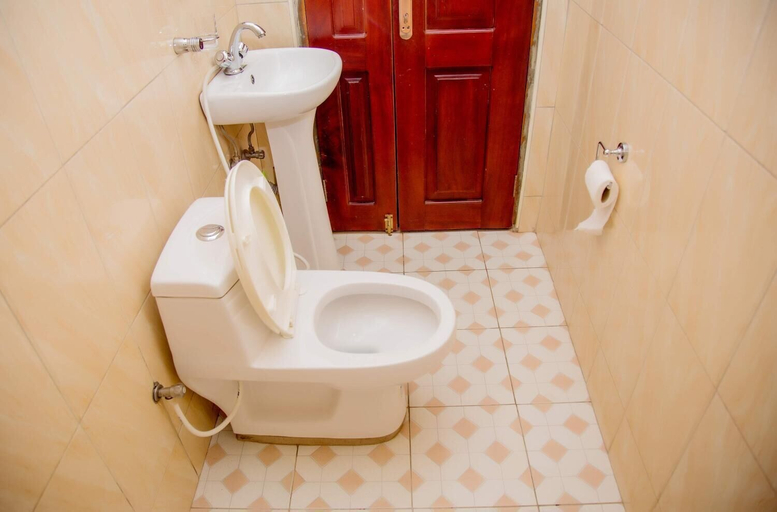 Bathroom 3, JM Furnished Apartment, Busiiro