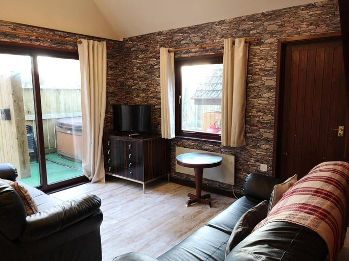 Others 5, Primrose 18 Hot Tub, Carmarthenshire