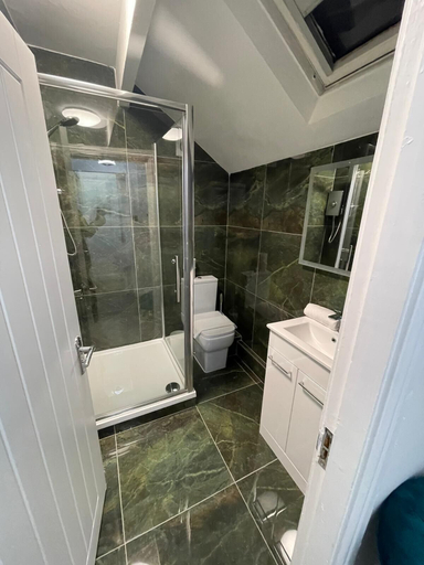Bathroom 3, Luis Apartments in Leeds, Leeds