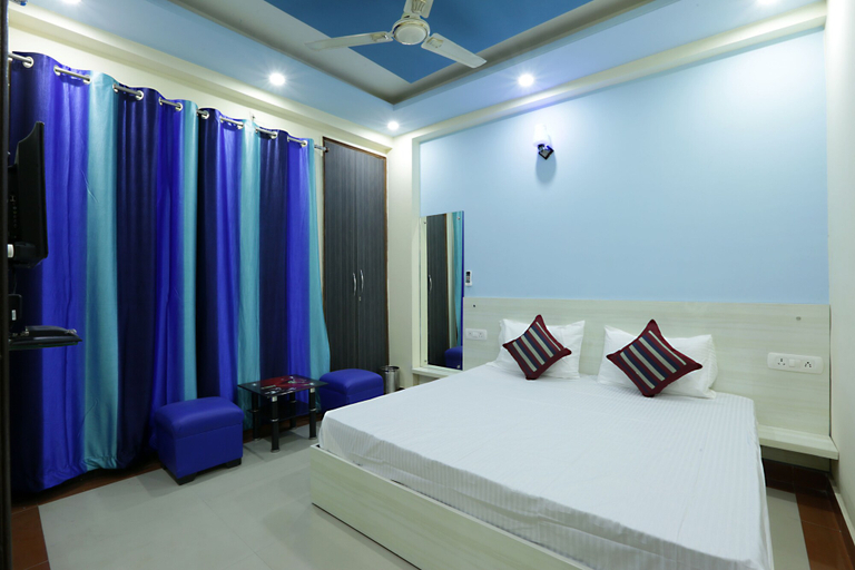 Bedroom 2, Hotel Airport Express, Delhi