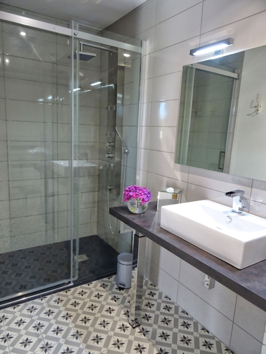 Bathroom 5, Domaine la Bastide, Gironde