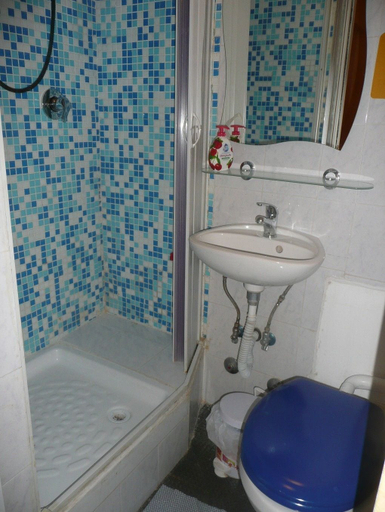 Bathroom 5, Walter Rooms, Rome