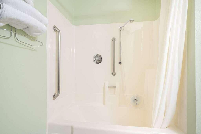 Bathroom 4, Bison Inn and Suites, Cass