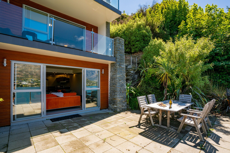 LAKE FRONT 3-BEDROOM APARTMENT WITH LAKE ACCESS, Queenstown-Lakes
