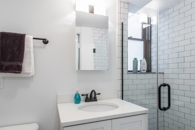 Bathroom, Cozy Depaul 2 Bedroom near Train, University, & Cubs, Cook